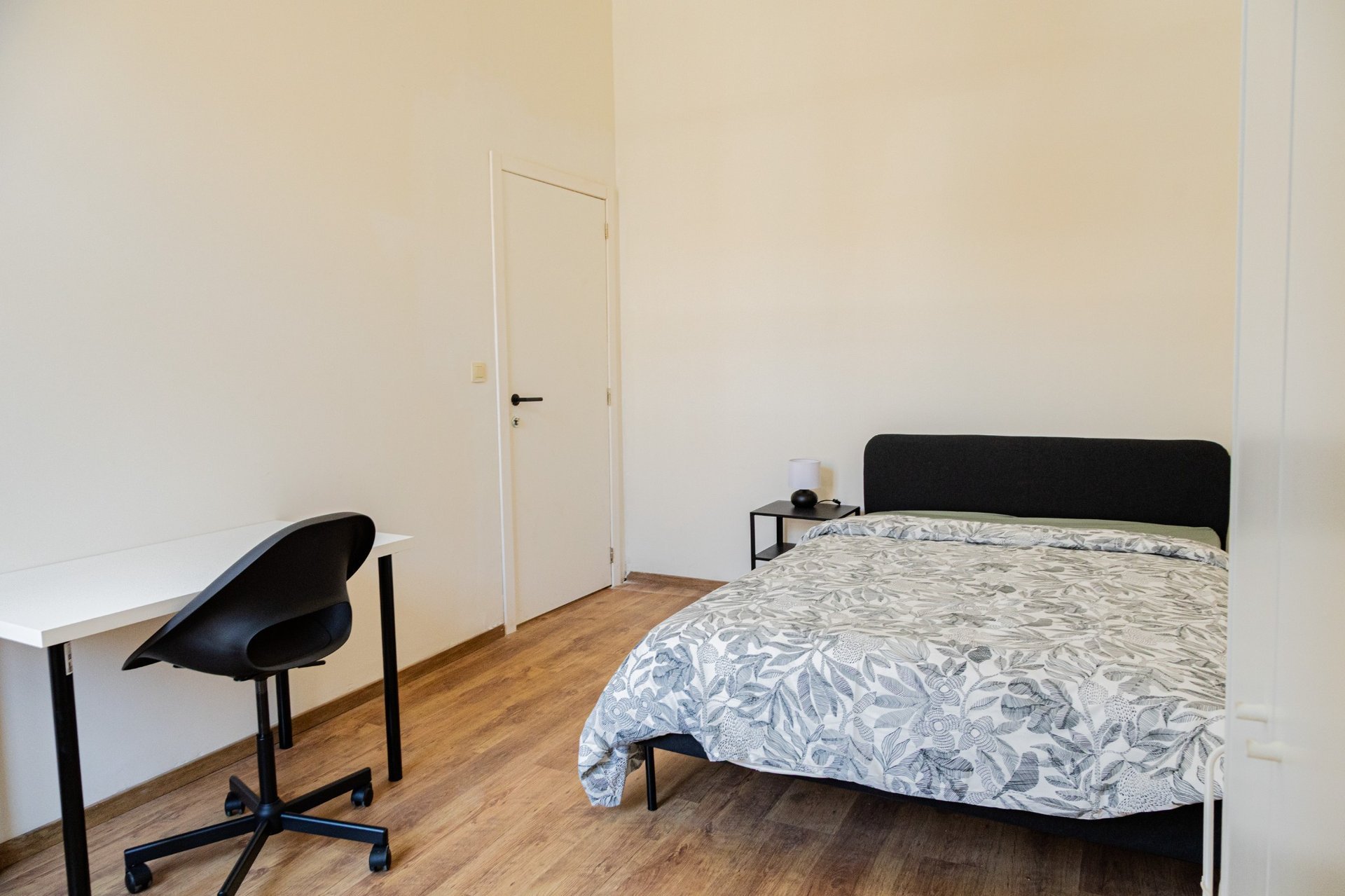Chambre meublée – Première occupation après rénovation – Charleroi — Colocation à Charleroi — photo 4/8