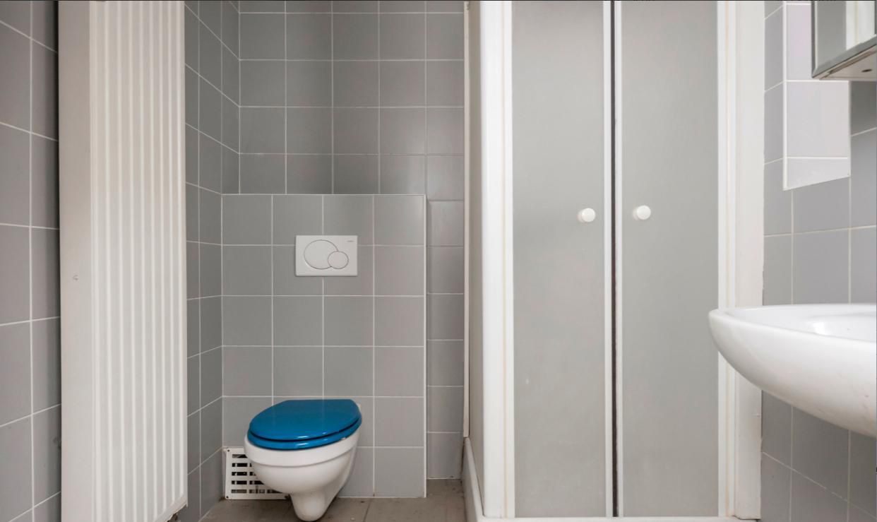 Salam, Private room for rent for a woman. Domicile/Registration is ok ✅